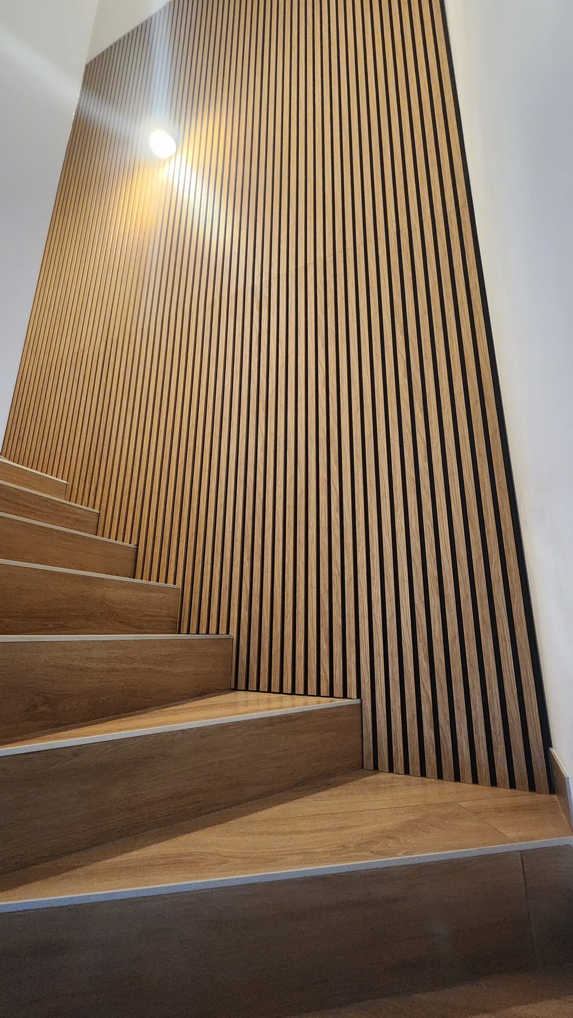 Escalier en bois sur mesure réalisé par un artisan menuisier à Lyon