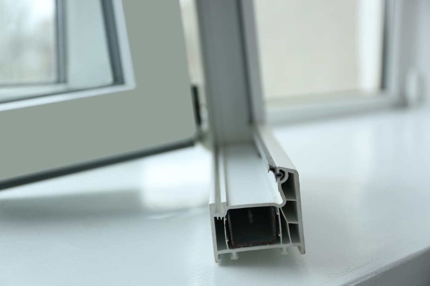 Détail profilé PVC blanc avec quincaillerie