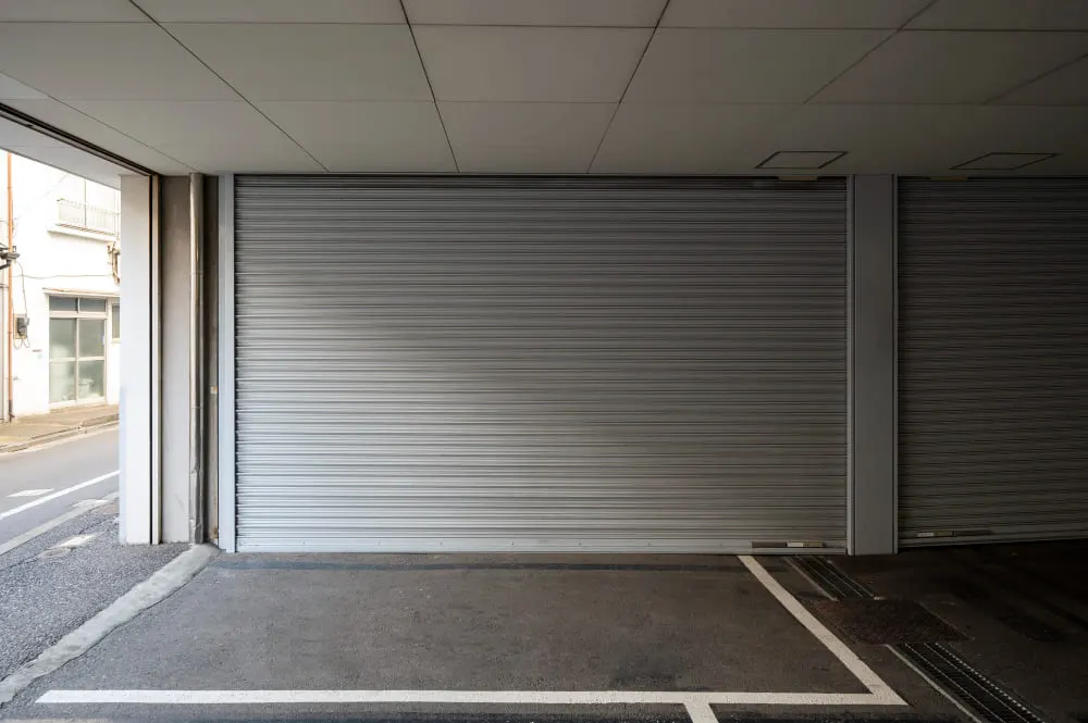 Porte de garage en PVC installée par un menuisier PVC à Lyon Porte de garage en PVC installée par un menuisier PVC à Lyon