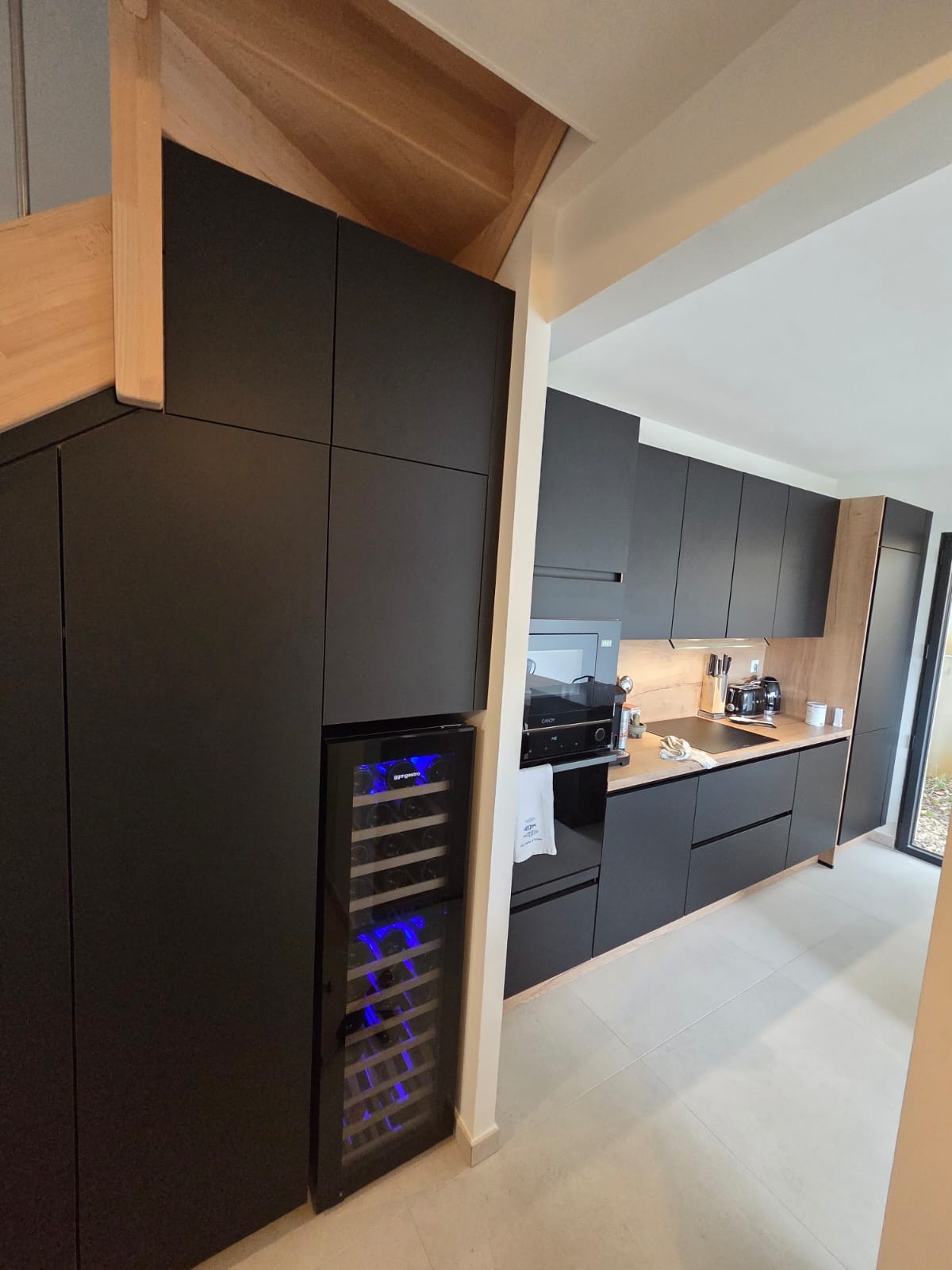 Agencement cuisine avec cave à vin sur mesure