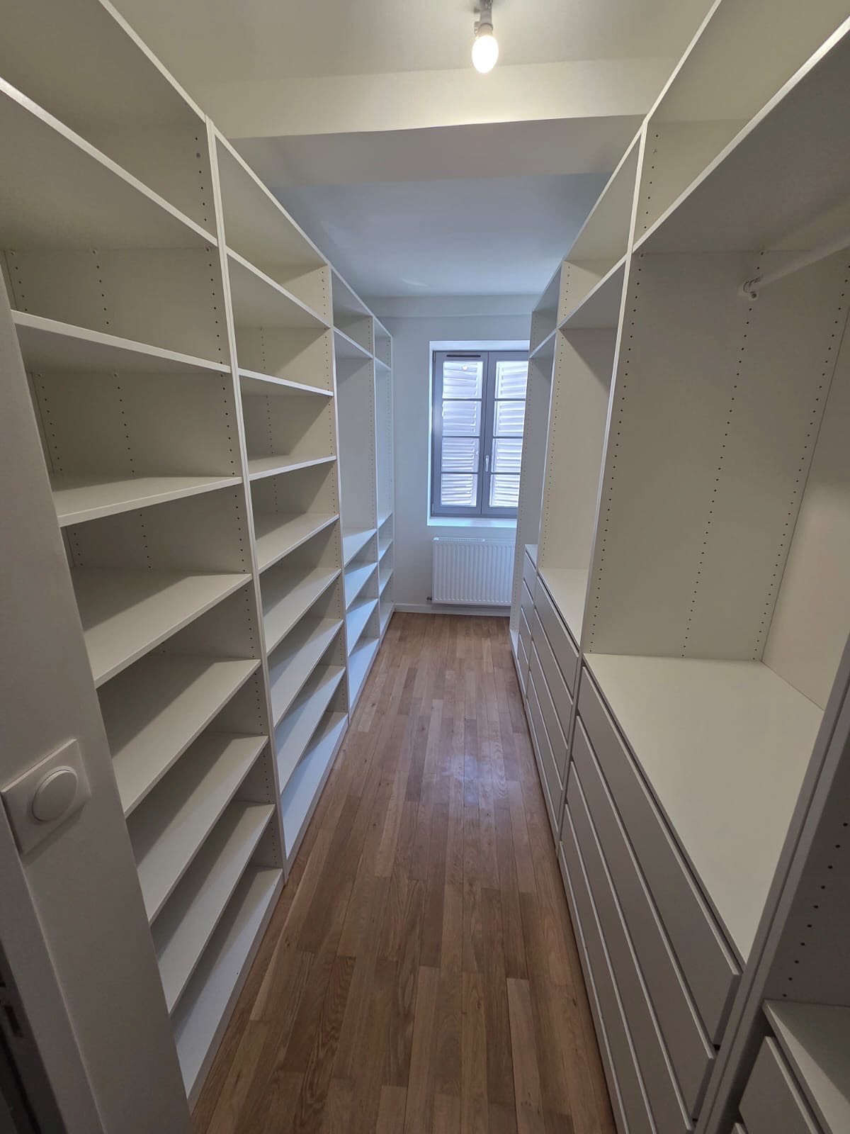 Dressing en bois fabriqué dans notre atelier de menuiserie à Lyon