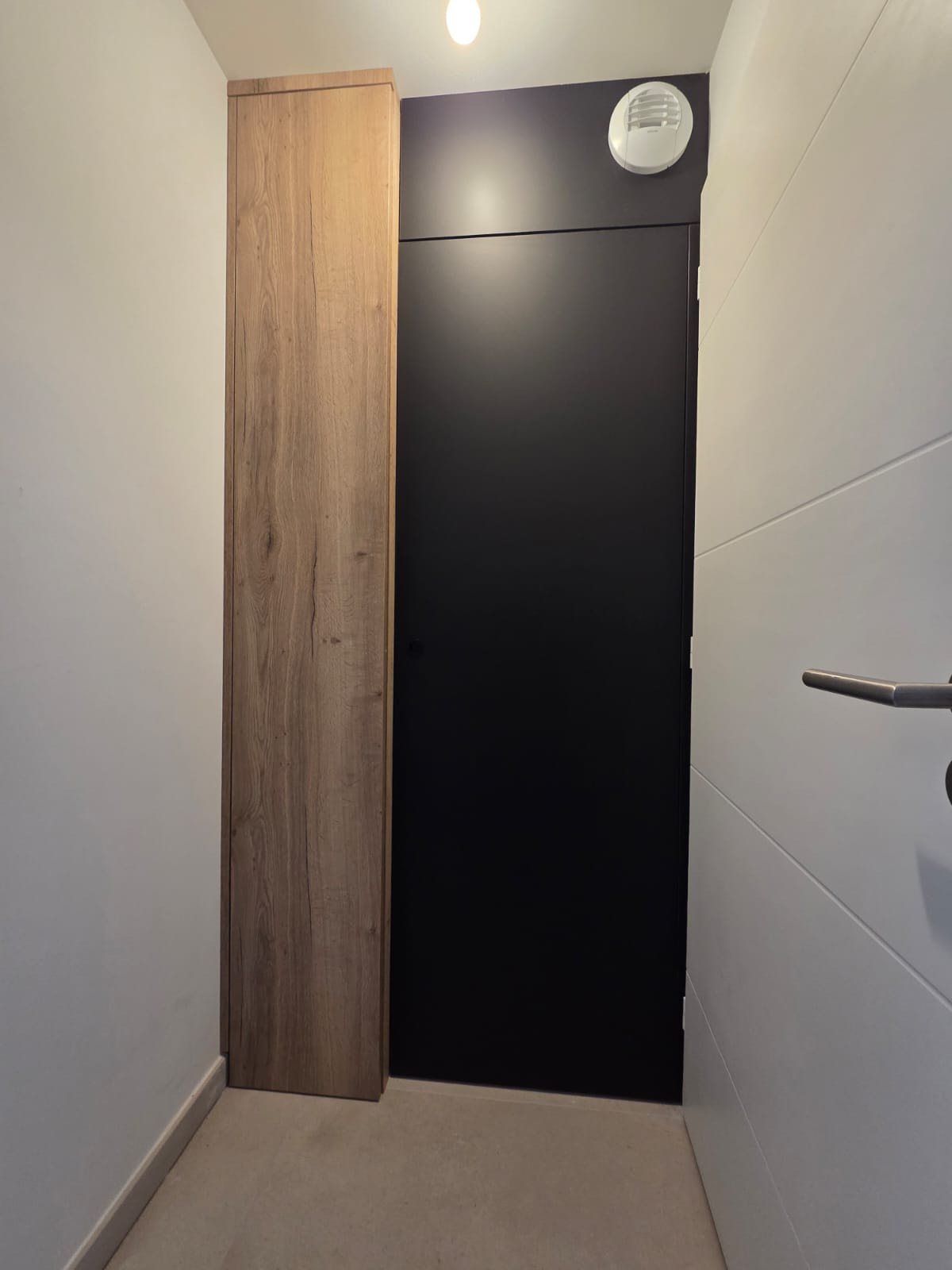 Porte en bois massif fabriquée par un menuisier à Lyon