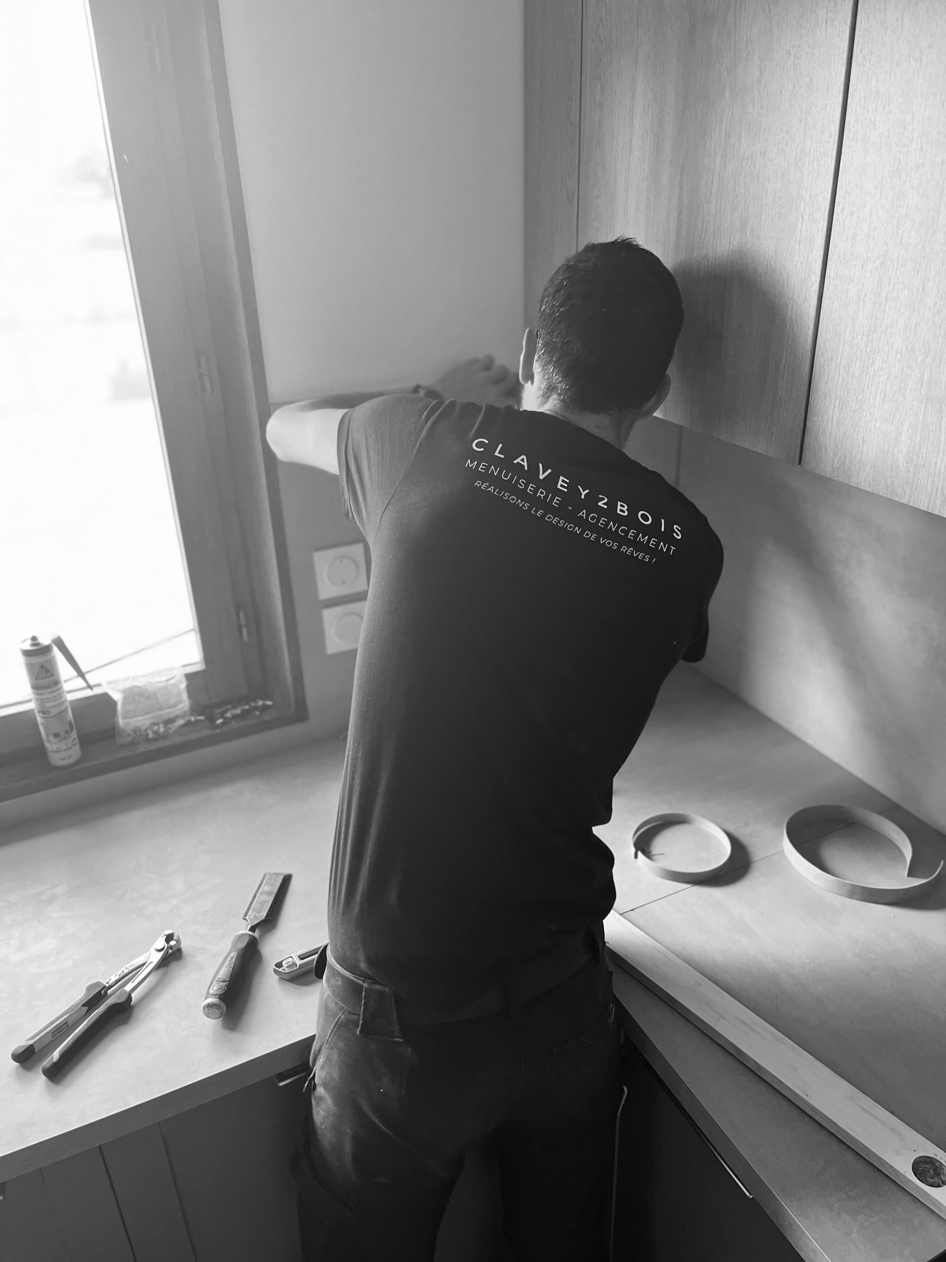Florian Claveyrolat au travail, t-shirt CLAVEY2BOIS menuiserie agencement Lyon